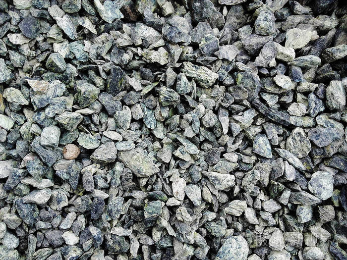 一堆破碎的灰色石头用来装饰花园或房子的一部分