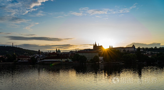 捷克共和国布拉格莫尔达瓦河船的城市全景。