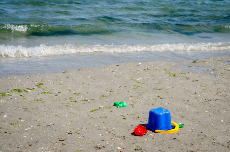沙滩上不同儿童玩具的特写镜头。