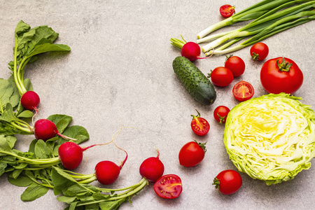 各种新鲜有机蔬菜。食物烹饪石背景。健康素食主义者素食主义者的饮食理念，复制空间。