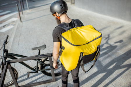 骑自行车送食物的快递员图片