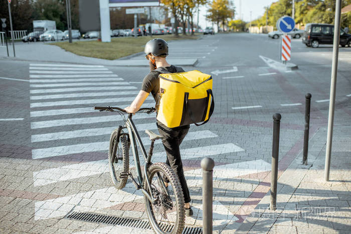 骑自行车送食物的快递员