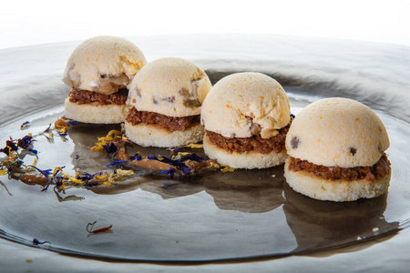 特写最初装饰球形海绵饼干对白色照片