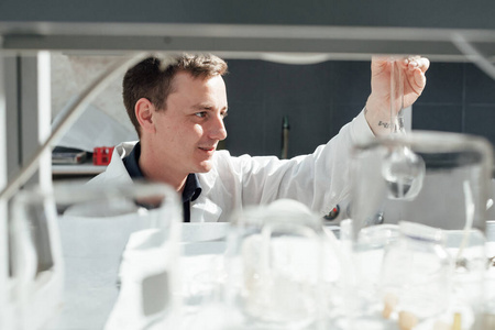 男科学家在实验室做化学实验图片