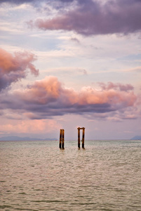泰国一个岛屿上一座废弃的旧码头的混凝土柱