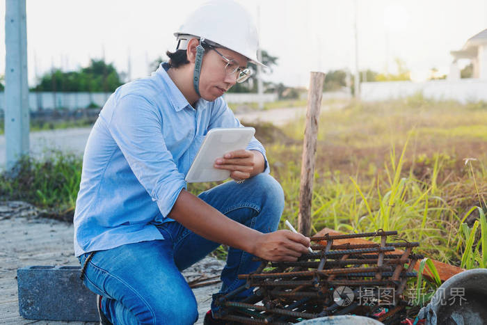 男建筑师在房屋建筑中检查钢材