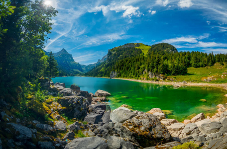 美丽的夏季山湖景观