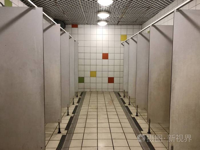 公共淋浴在城市游泳池