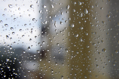 雨点落在窗户上，雨天