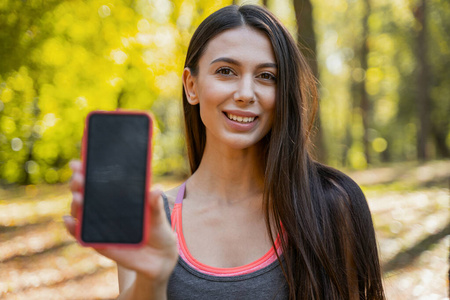 美女向朋友展示新智能手机照片