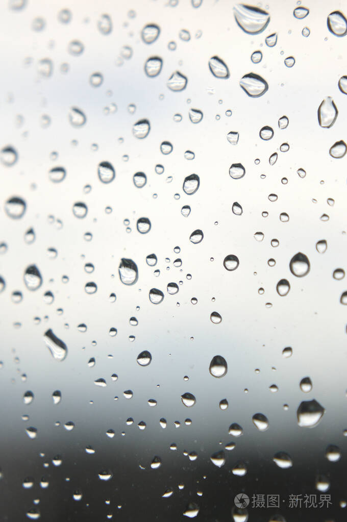 雨点落在窗户上雨天