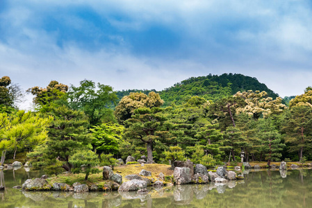 金阁寺美丽的花园