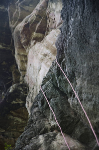 登山路线上的登山绳索