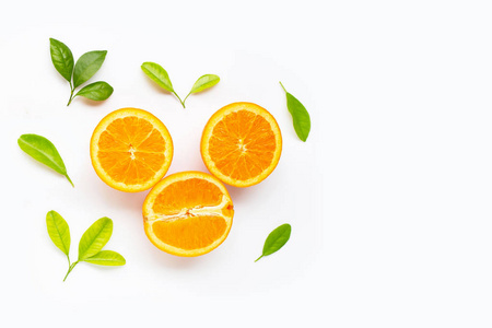 新鲜的橙色柑橘类水果，叶分离于白色背景上