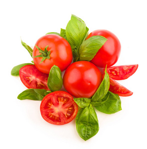 番茄和罗勒叶孤立在白色特写。蔬菜
