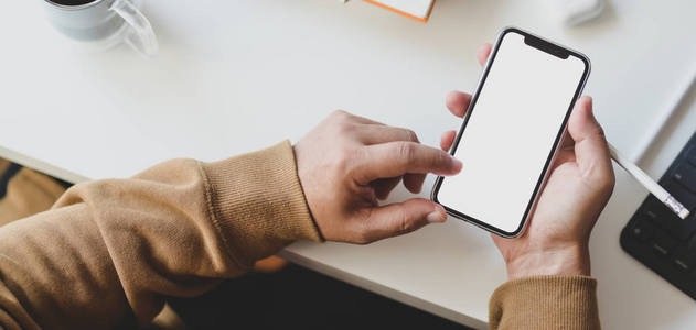 年轻人在智能手机里搜索信息的截图照片