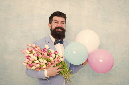 送花.为了某个特别的人.男士胡须绅士套装领结,手持气球和花束.