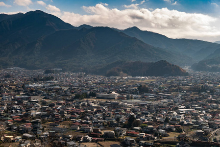 从富士山附近的Chureito宝塔俯瞰城市景观