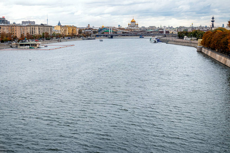 秋天莫斯科河的全景。俄罗斯。