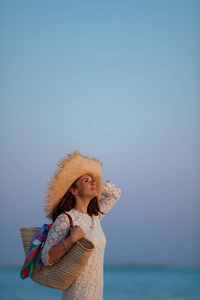 夕阳余晖中悠闲的女人仰望着复制空间