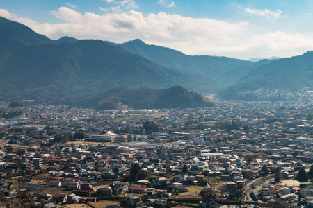 从富士山附近的Chureito宝塔俯瞰城市景观