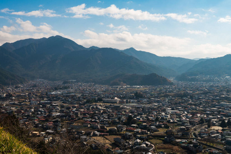 从富士山附近的Chureito宝塔俯瞰城市景观