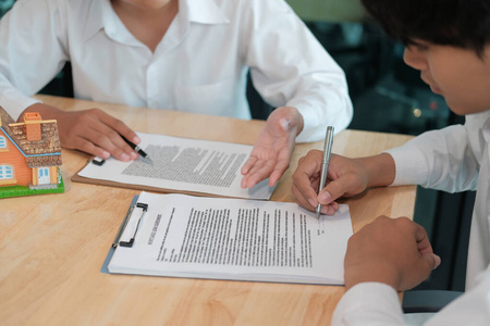 与房地产经纪人签订合同协议.买卖租赁照片