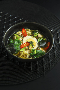 传统的越南汤，黑底蔬菜和蘑菇