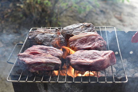 查克卷牛排。在新鲜空气的篝火上，由专业厨师烤制的夹头卷肉。