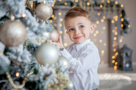 小男孩为圣诞节装饰一棵圣诞树