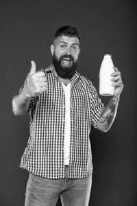 酸奶益生菌和益生元。胡子男人拿着装牛奶的白色瓶子。野蛮的高加索人喝牛奶。乳糖饮食。保健和饮食。乳制品。食用乳糖。健康营养