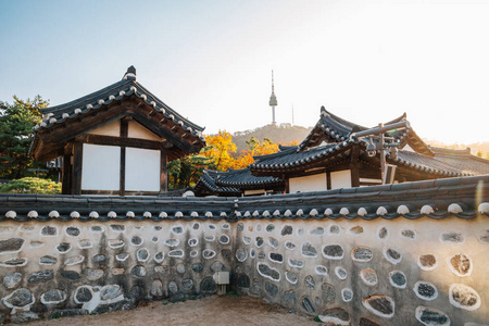 南山河内村，韩国传统民居和秋天的南山汉城塔，韩国