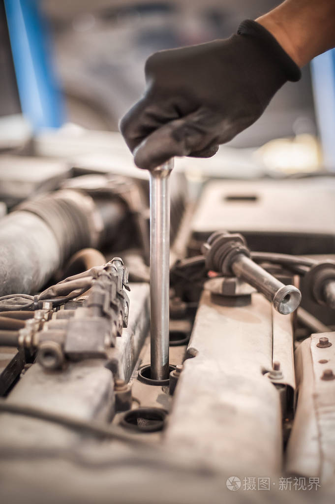 汽车修理工更换汽车上的火花塞