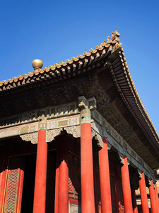 中国古代建筑.蓝天映衬下的历史建筑.美丽的传统图案和红色的柱子.