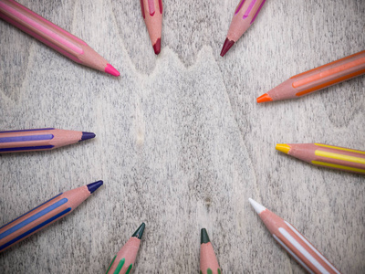 circle color pencils on wood background	