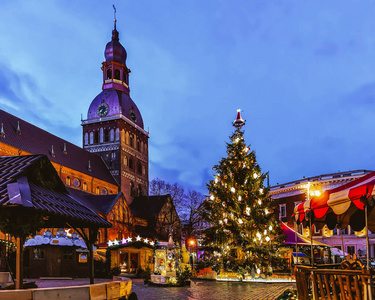 圣诞集市在穹顶广场和圣诞树摊位里加