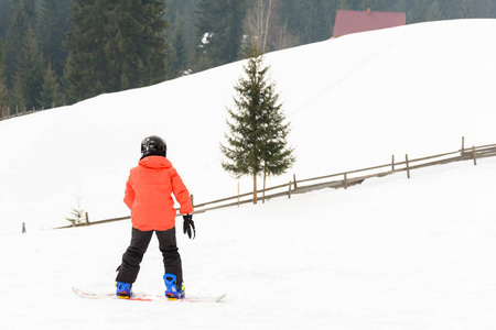 在乌克兰喀尔巴阡村，孩子们滑雪。