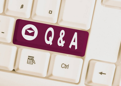 显示Q和A的文本标志。概念照片定义为提问和回答白色pc键盘，白色背景键上方有空白笔记纸。
