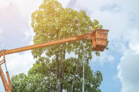 路灯维修用吊车吊起灯泡修理灯杆照片