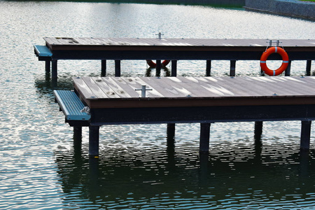 秋日舒适的水上景观,有一个码头供游船.照片