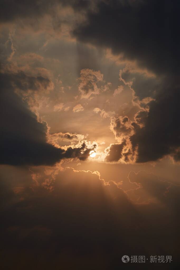 乌云密布的夕阳天空照片-正版商用图片25f7dr-摄图新视界