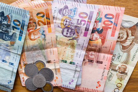 玻利维亚的钱,玻利维亚人.各种面值的钞票照片