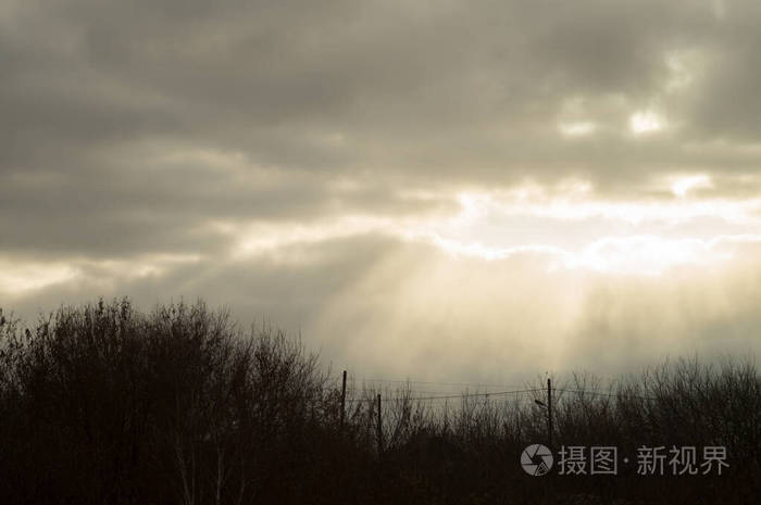 气氛阴郁寂静的小镇。薄雾笼罩着郊区，电线杆的轮廓在雾霭中使树木枝繁叶茂