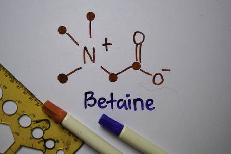 甜菜碱分子写在白板上。结构化学式。教育理念