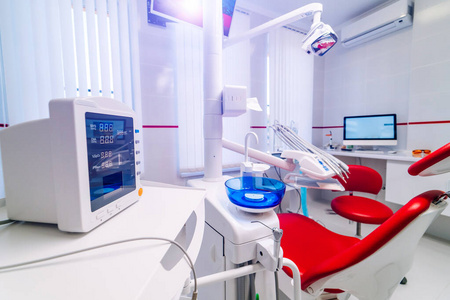 医疗设备和口腔医学概念新的现代牙科诊所办公室内部配备仪器。