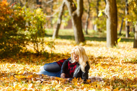 美丽的 白种人 漂亮的 秋天 自然 公园 乐趣 女人 女孩