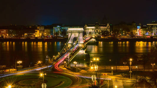 匈牙利布达佩斯，夜晚照亮的四川省布达佩斯市链桥