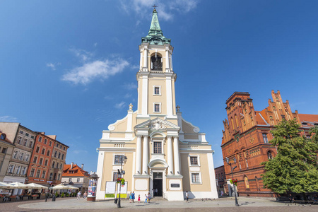 波兰托伦的圣灵教堂和旧邮局。