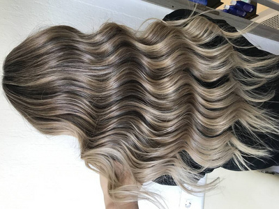 hair coloring in a complex technique照片