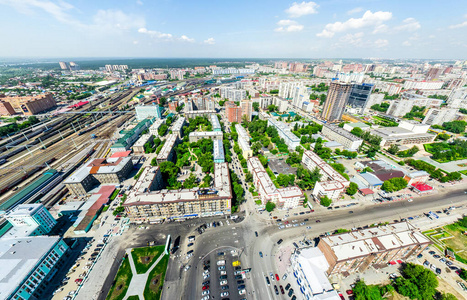 空中城市景观。城市景观。直升机射击。全景图像。